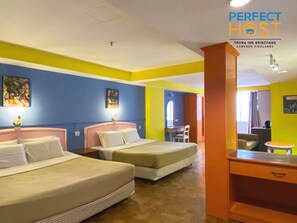 Una habitación de hotel con dos camas, un escritorio y una silla.