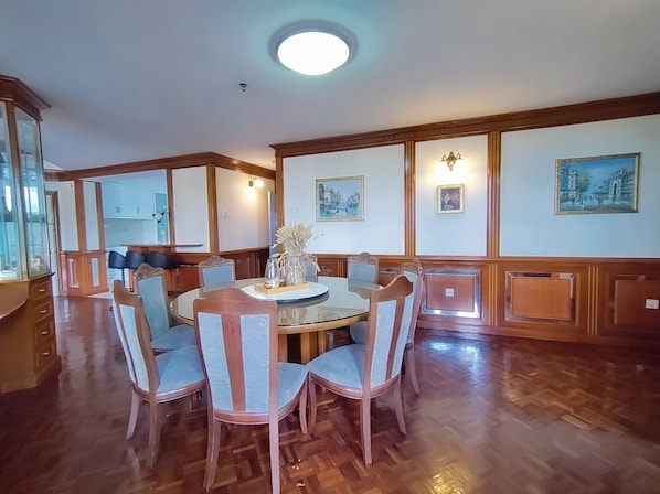 Signature-Penthouse, 5 Schlafzimmer | Wohnbereich | 22-Zoll-Flachbildfernseher mit Digitalempfang