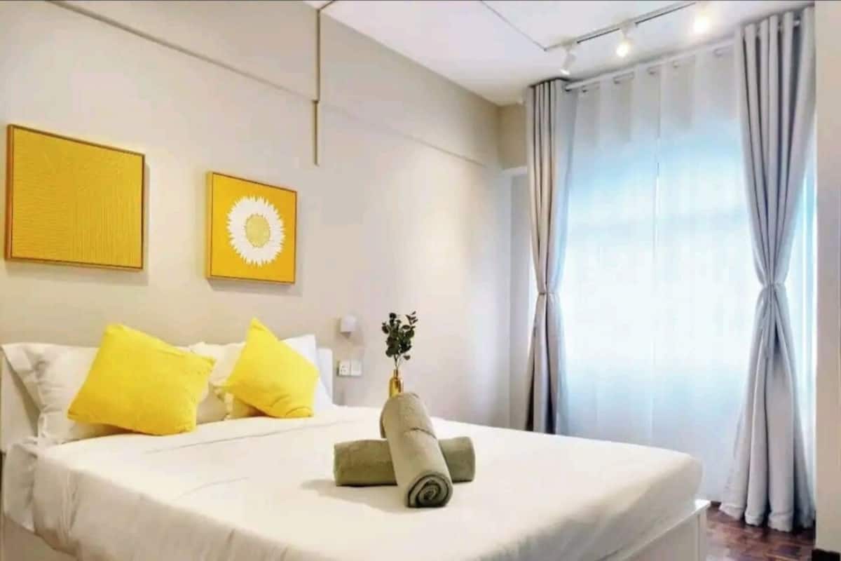 Bộ đồ giường cao cấp, chăn bông, nệm Select Comfort, bàn 