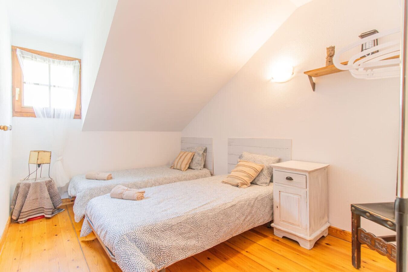 4 bedrooms, desk, iron/ironing board, WiFi