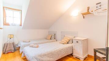 4 bedrooms, desk, iron/ironing board, WiFi