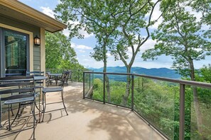 Outdoor dining - Panoramic Views at 4700' -Hot Tub, Fire Pit, Games (Banner Elk)