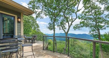 Long-range VIEWS at 4700' -Hot Tub, Fire Pit, Game Room, Wet Bar, and Grill!