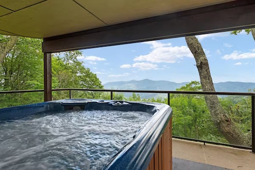 Long-range VIEWS at 4700' -Hot Tub, Fire Pit, Game Room, Wet Bar, and Grill!