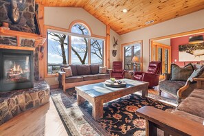 Smart TV, chimenea, videojuegos y futbolito 