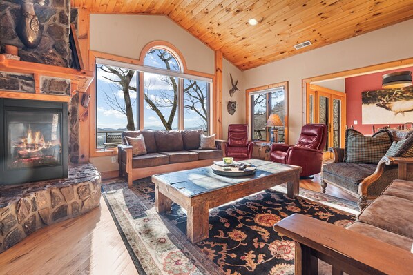 Smart-TV, Kamin, Videospiele, Tischfußball