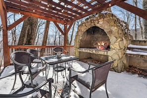 Outdoor dining - Panoramic Views at 4700' -Hot Tub, Fire Pit, Games (Banner Elk)