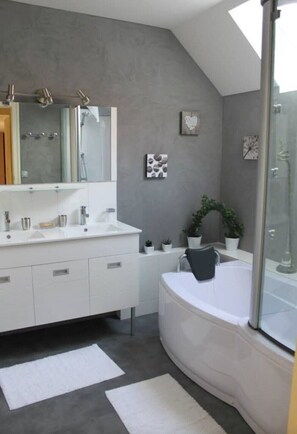 Haartrockner, Handtücher, Seife, Toilettenpapier