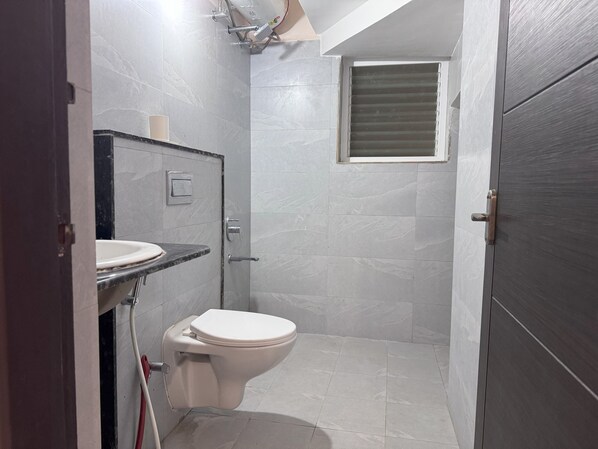 Douche, serviettes fournies, savon, papier toilette