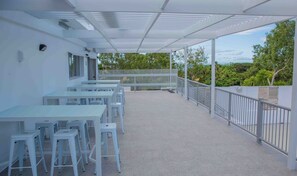 Outdoor dining - Bounce Airlie Beach (Airlie Beach)