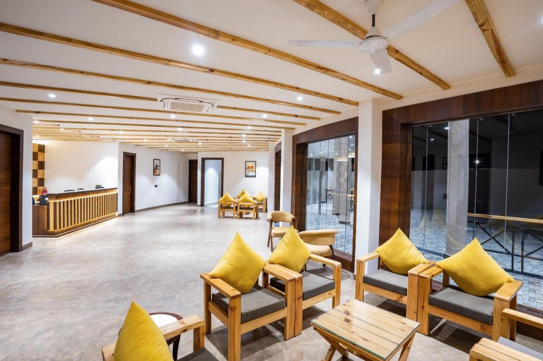 Eine geräumige Lobby mit Holzmöbeln und einer Rezeption.