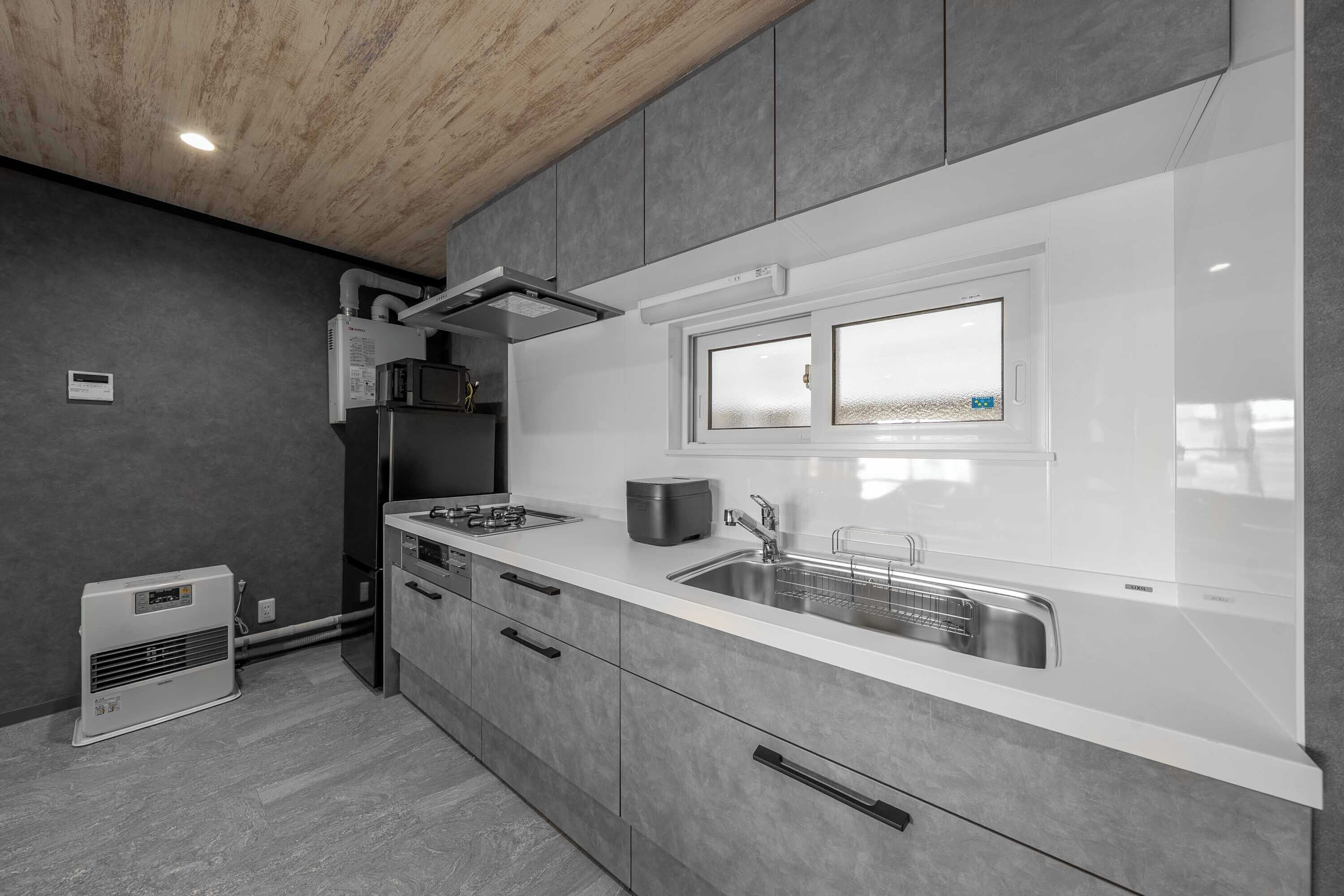 Køleskab, mikrobølgeovn, kogeplade, brødrister