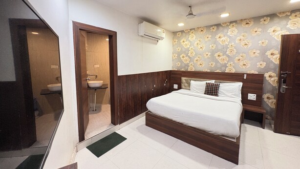 Deluxe Double Room | Free WiFi, bed sheets - Hotel Sacheti Yatri Niwas Ajmer  (Ajmer)