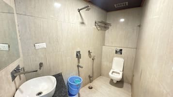 Ducha, cabezal de ducha tipo lluvia, toallas, jabón