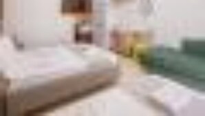 A hotel room with a bed, a desk, and a chair. - Vila Del Mar (Ksamil)