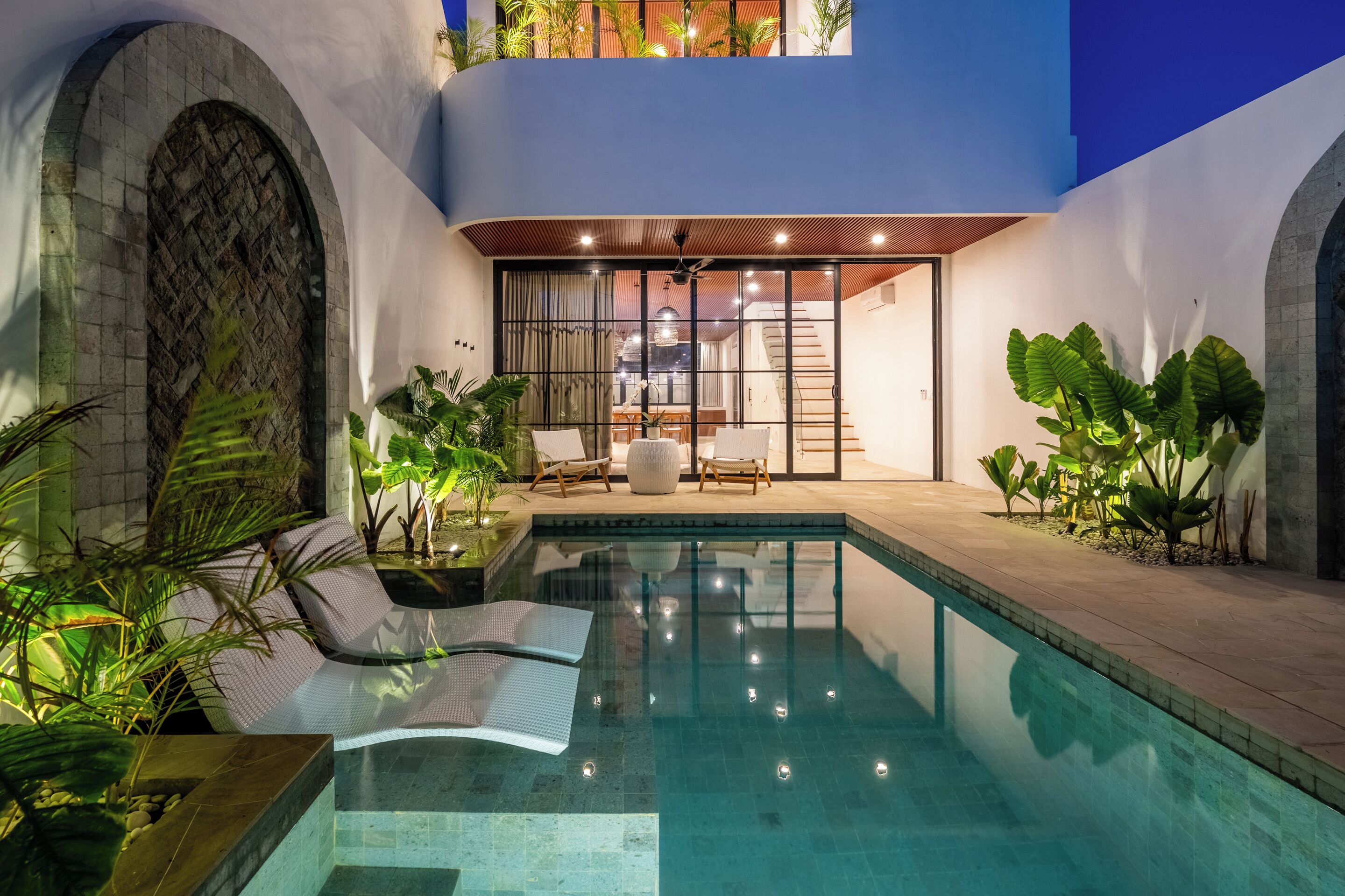 室外泳池；躺椅