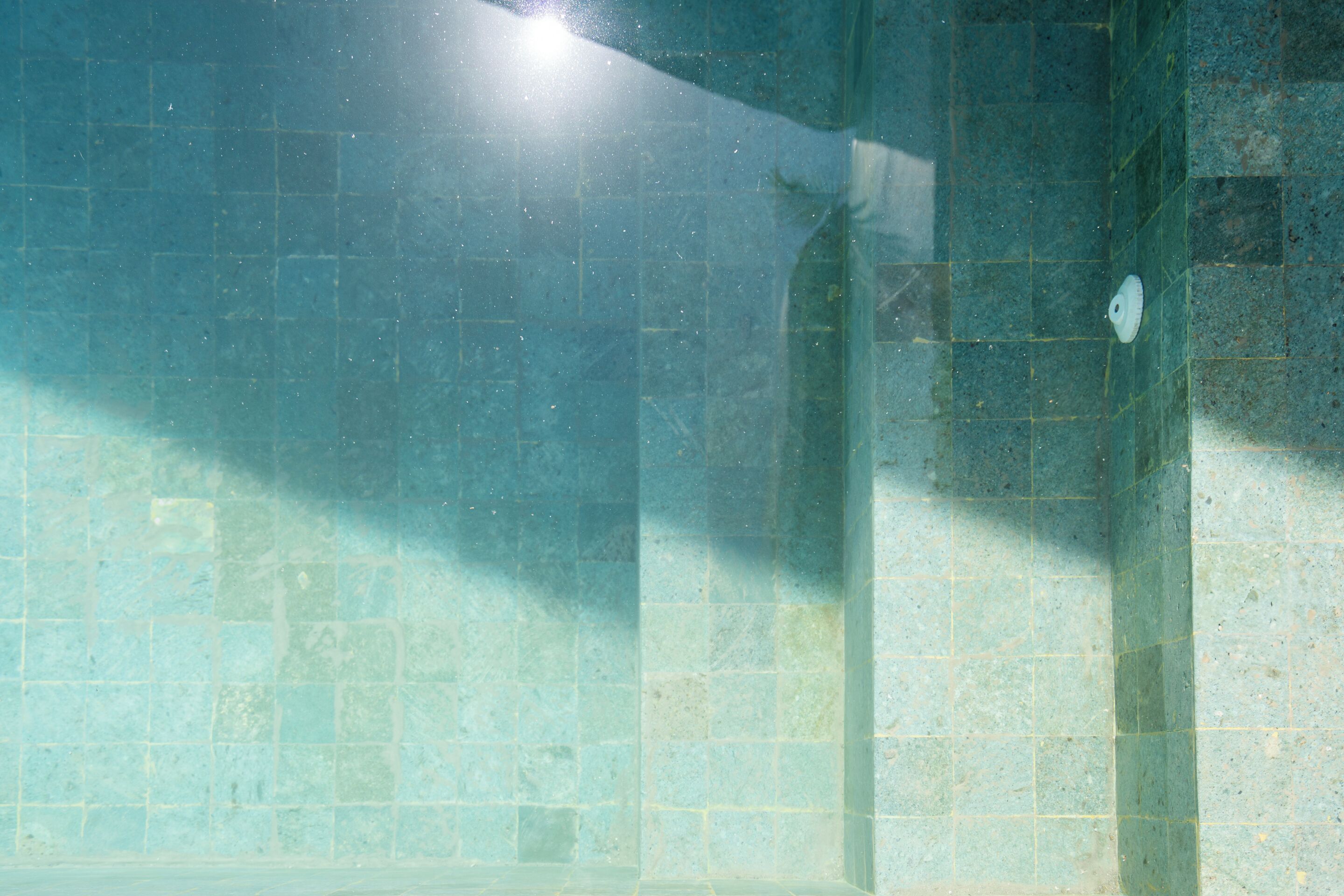 室外泳池；躺椅