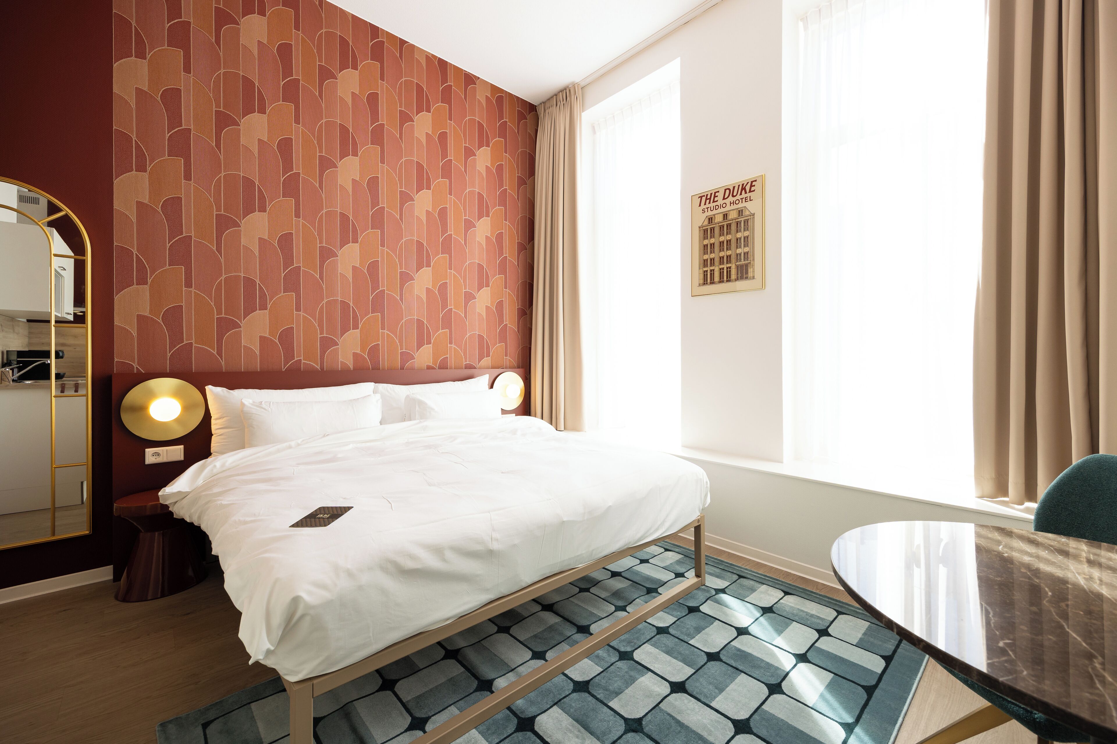 Studio – deluxe, byutsikt | Safe på rommet, blendingsgardiner og strykejern/-brett