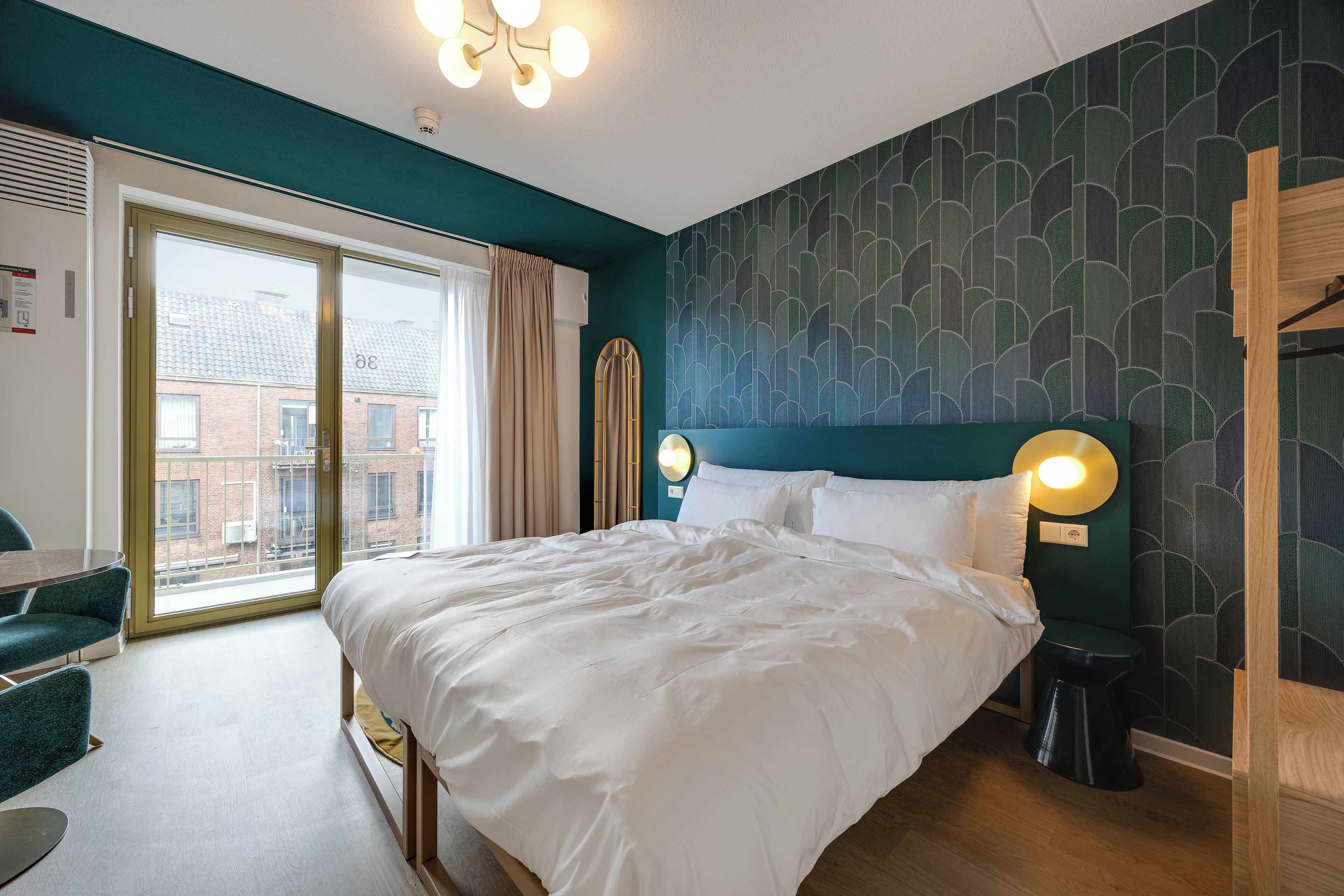 Safe på rommet, blendingsgardiner og strykejern/-brett