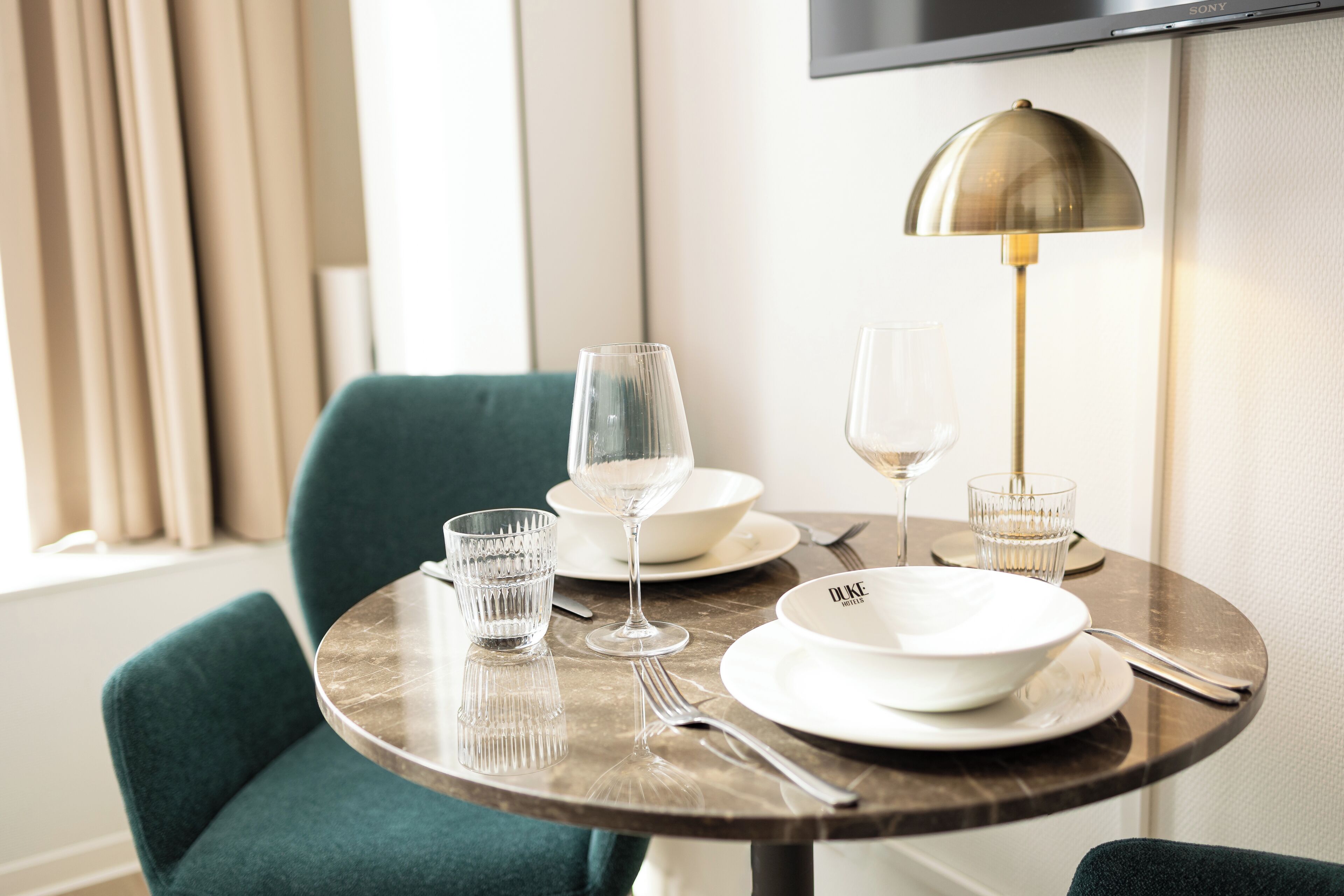 Deluxe studio, uitzicht op stad | Een kluis op de kamer, verduisterende gordijnen