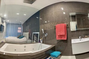Dusche, Whirlpool, Haartrockner, Handtücher