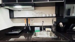 Réfrigérateur, four à micro-ondes, surface de cuisson