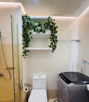 Shower, hair dryer, towels - Convenient City Hub with Relaxing Interior (Iloilo City)