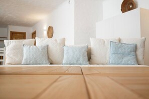 5 bedrooms, iron/ironing board, internet, bed sheets