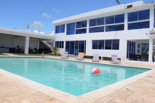 Private Villa w Pool & BBQ Up to 25 guests
