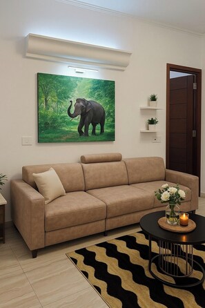 Basic Apartment, Balcony, City View | Ruang tamu | 32 inci televisyen LCD dengan kabel 