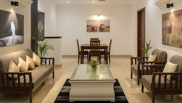 Basic-Apartment, Balkon, Stadtblick | Wohnbereich | 32-Zoll-LCD-Fernseher mit Kabelempfang