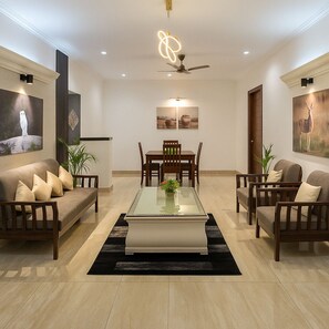 베이직 아파트, 발코니, 시내 전망 | 거실 공간 | 케이블 채널 시청이 가능한 32인치 LCD TV