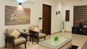 Departamento básico, balcón, vista a la ciudad | Área de sala de estar | Televisión LCD de 32 pulgadas con canales por cable