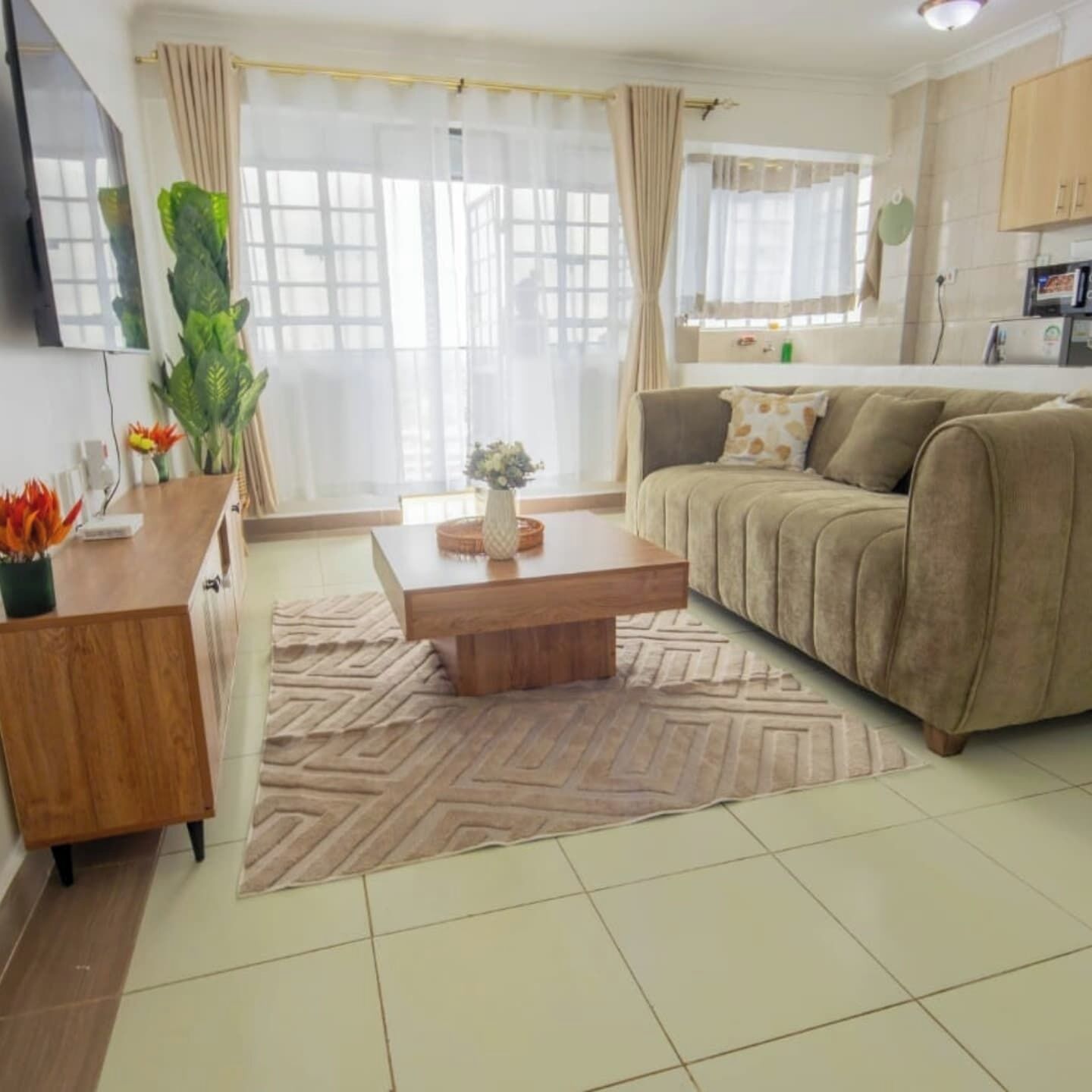 Een televisie en een open haard