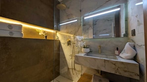 シャワー、タオル、石鹸、トイレットペーパー