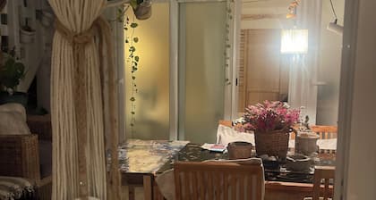 Quarto com cama de casal para uma pessoa com casa de banho partilhada