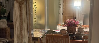 Quarto com cama de casal para uma pessoa com casa de banho partilhada