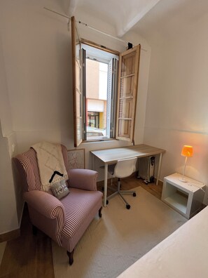 5 slaapkamers, een strijkplank/strijkijzer, internet, beddengoed