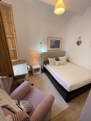 5 bedrooms, iron/ironing board, internet, bed sheets