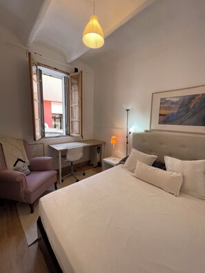 5 bedrooms, iron/ironing board, internet, bed sheets