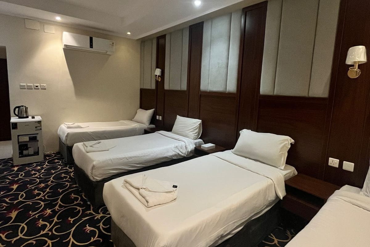 Quarto quádruplo luxo | Frigobar, cofres nos quartos, quartos à prova de som, Wi-Fi de cortesia