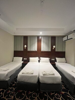 Quarto quádruplo luxo | Frigobar, cofres nos quartos, quartos à prova de som, Wi-Fi de cortesia