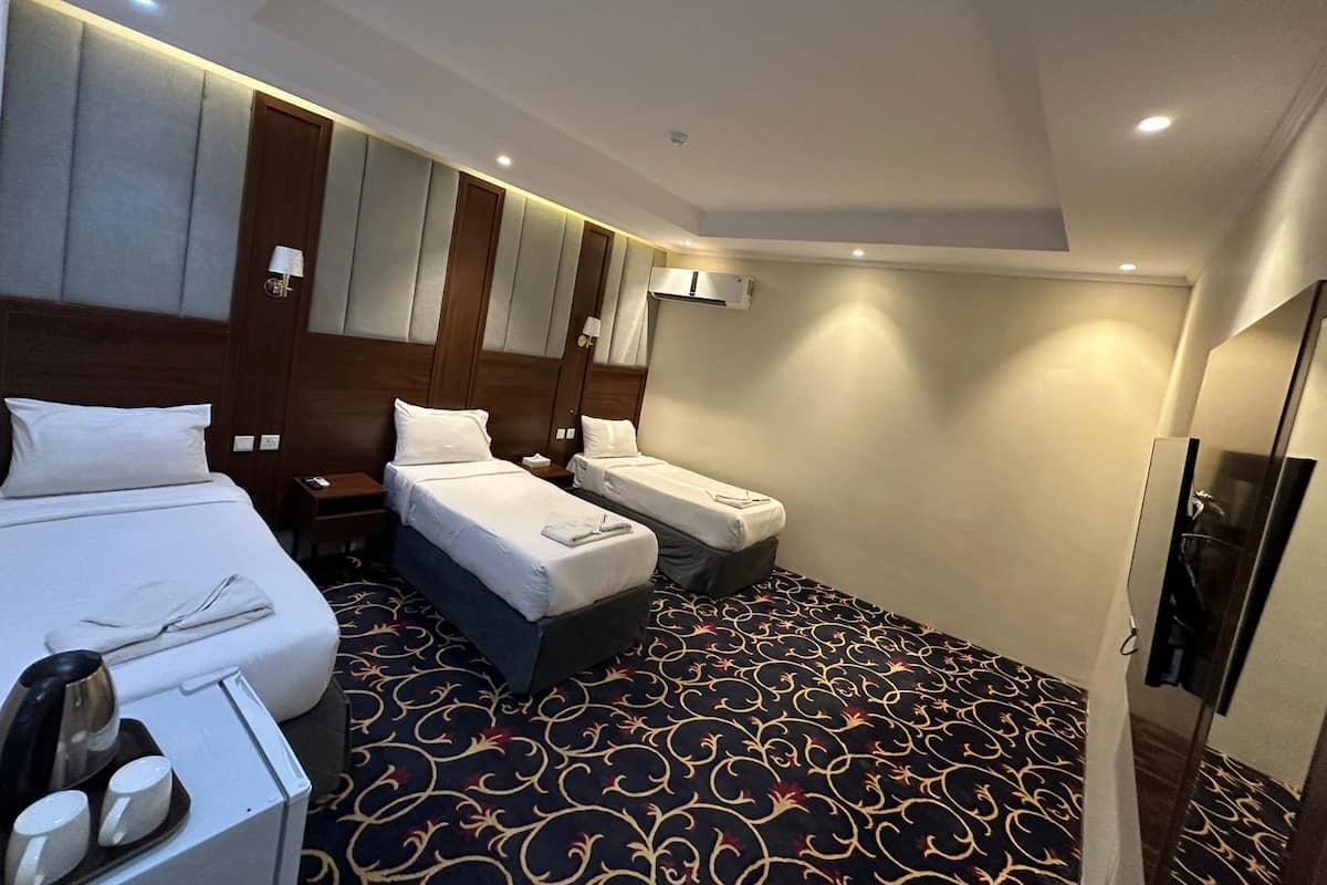 Deluxe Triple Room | Minibar, in-room safe, soundproofing, free WiFi