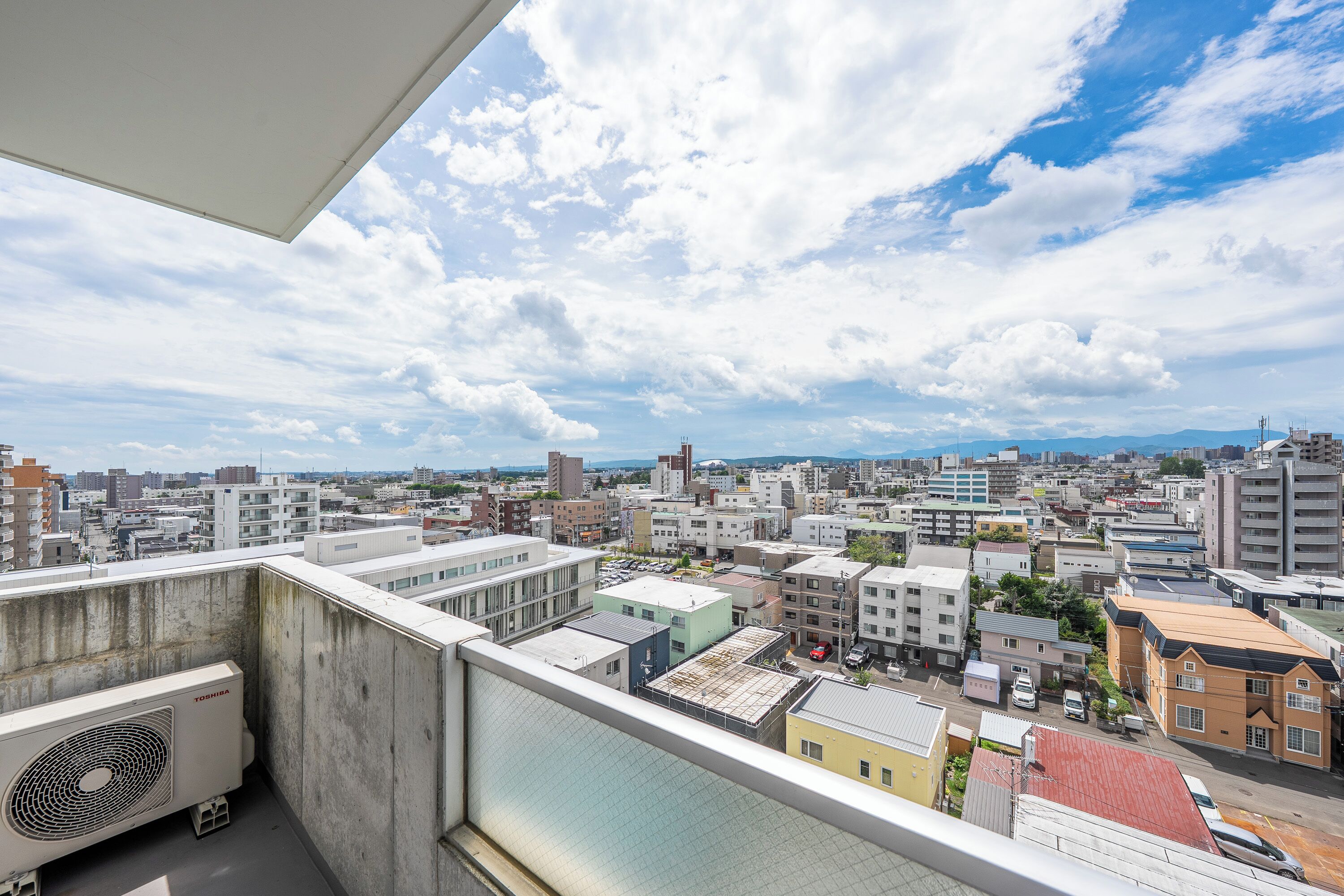 Un paisaje urbano con edificios y cielo despejado.