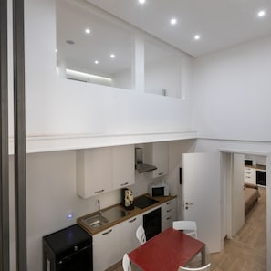 Refrigerador, microondas, horno y cafetera y tetera 