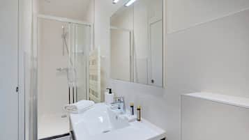 Dusj, hårføner og håndklær