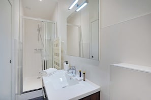 Ducha, secador de pelo, toallas
