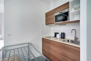 Refrigerador, microondas, horno, placa de cocina