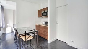 Kaffetrakter/tekoker, kjøleskap, mikrobølgeovn og ovn