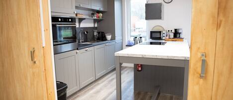 Refrigerador, parrilla de estufa, lavavajillas y cafetera y tetera